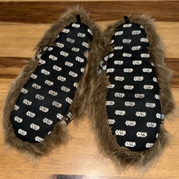Star Wars Chewbacca Fuzzy Slippers - Picture 2 of 3